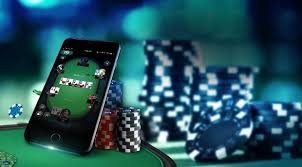 Dealer langsung mengocok tiga dadu dalam wadah transparan di studio Sic Bo subathon